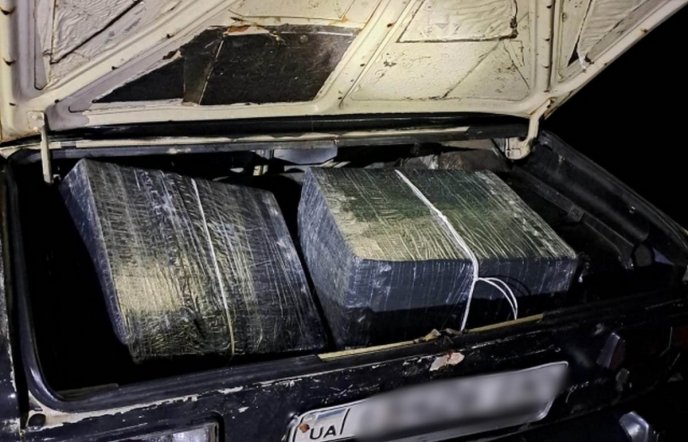 На кордоні з Угорщиною наздогнали контрабандистів: у них було 9 тисяч пачок цигарок – 02