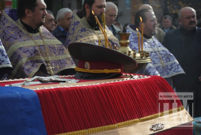 Сотні заплаканих очей провели в останню дорогу загиблого у зоні АТО мукачівця (ФОТОРЕПОРТАЖ) – 27
