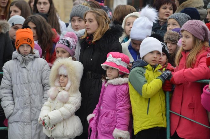 Біля Закарпатської ОДА урочисто відкрили головну ялинку області – 09