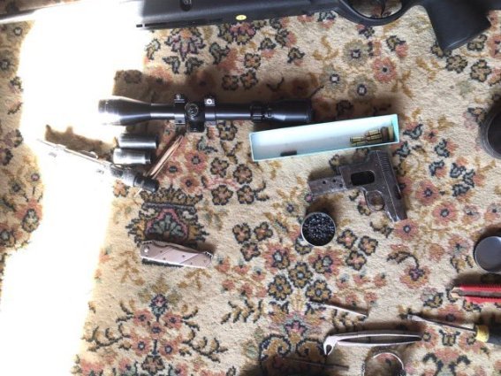 Поліцейські знайшли в домі закарпатця пістолет, гвинтівку та чимало набоїв – 06