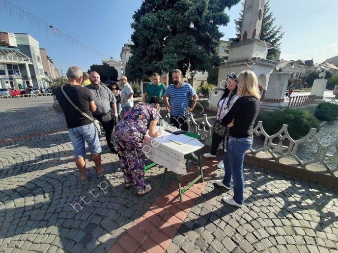 Обурені мукачівці прийшли під стіни міської ратуші – 04