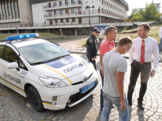 Скандал в Ужгороді: на місці вирубаних ялинок почалося будівництво, але його блокують – 05