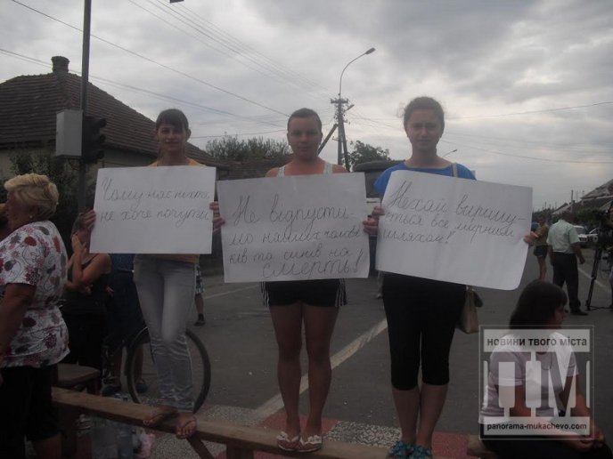 Минуло 24 години від початку блокування дороги у Ракошині, люди не відступають від свого (ФОТО) – 05