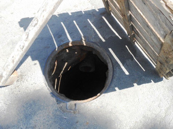 Біля термальних басейнів у Берегові поцупили люк (ФОТО) – 01