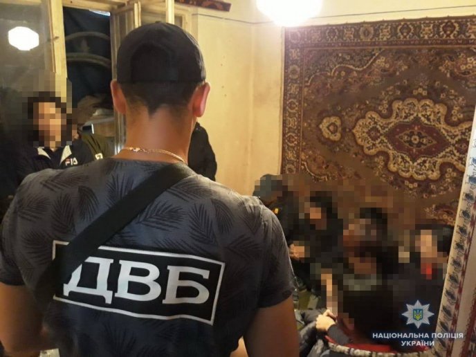 У закарпатця, який переховував нелегалів, знайшли автомобілі, зброю та наркотики – 02