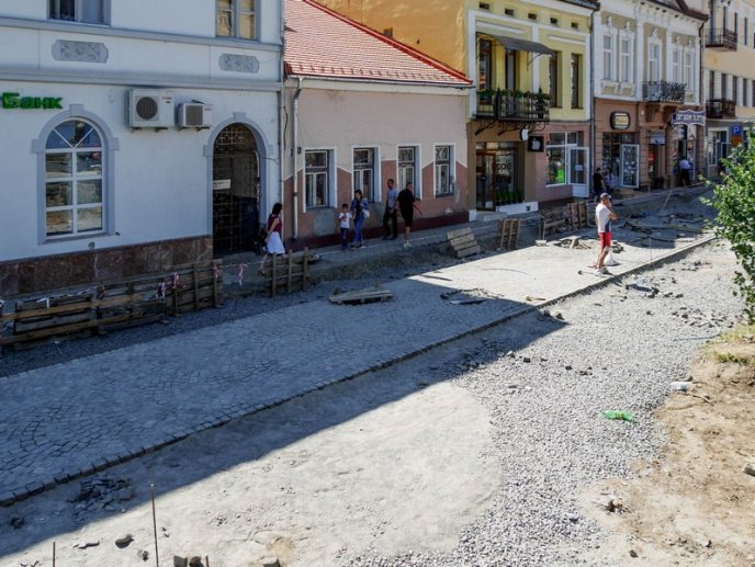 На площі Петефі в Ужгороді фасади магазинів оформлять в єдиному стилі – 04