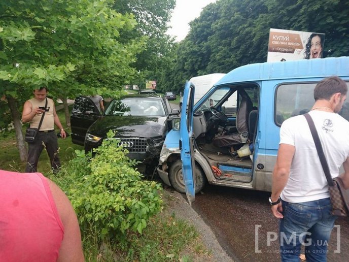 ДТП в Ужгороді: мікроавтобус зіткнувся з "Ауді" – 02 ДТП в Ужгороді: мікроавтобус зіткнувся з "Ауді" – 02