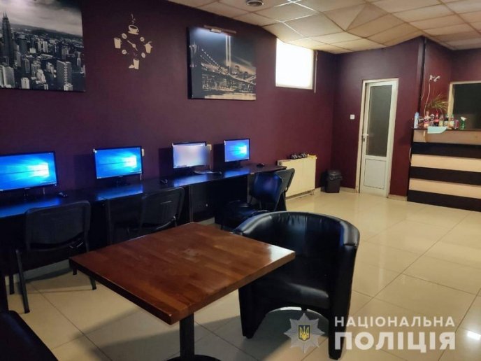 Поліція навідалась у два ігрові заклади – 03