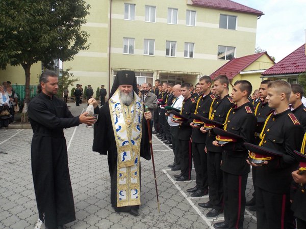 Владика Феодор відслужив молебень у Мукачівському військовому ліцеї з посиленою військово-фізичною підготовкою (ФОТО) – 10