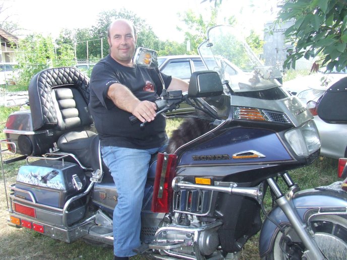 Вершник у рясі: у Берегові живе і працює священик-байкер  – 01