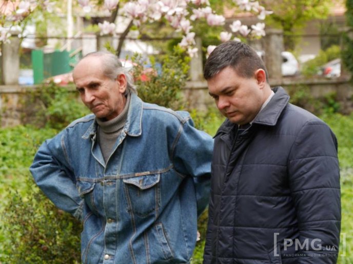 В Ужгороді чиновники посадили два екзотичні дерева – 03