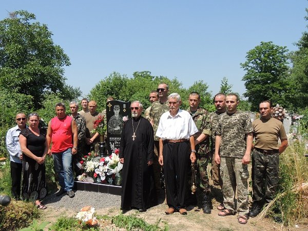 У річницю з Дня смерті бійця АТО Роланда Поповича у Берегові провели панахиду – 05