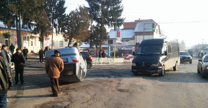 На Тячівщині сталась ДТП: "Daewoo Matiz" зіткнувся після зіткнення з мікроавтобусом "Mercedes" – 03