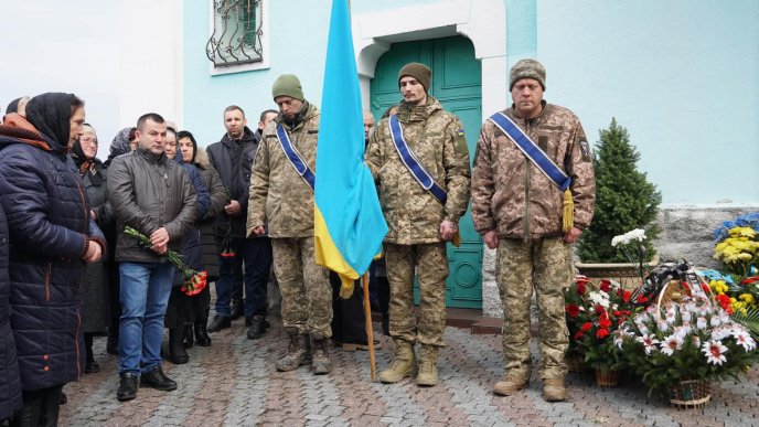 У Мукачівській громаді навколішках прощалися з полеглим Героєм – 02