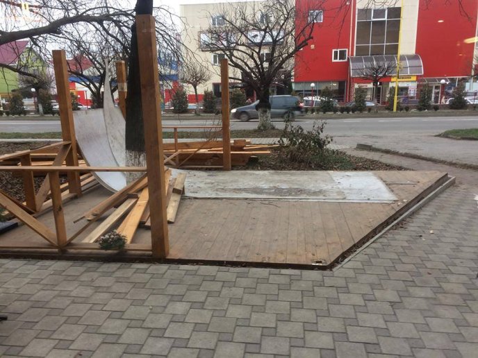 На вулиці Собранецькій ужгородські "муніципали" демонтували терасу – 05