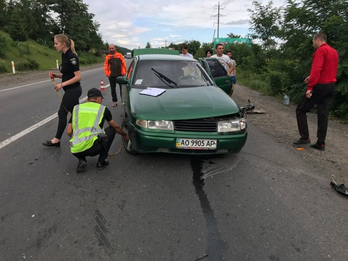 У Мукачеві сталась ДТП: "Toyota Land Cruiser" протаранила "десятку", всередині якої були діти – 05