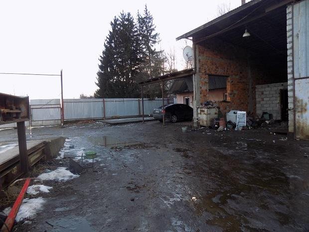 Четверо осіб увірвалися на підприємство і напали на чоловіка – 02