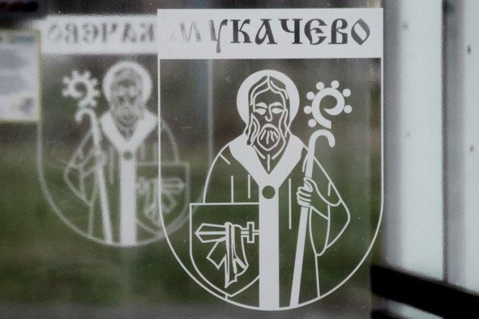 У  Мукачеві встановили 11 автобусних зупинок – 01