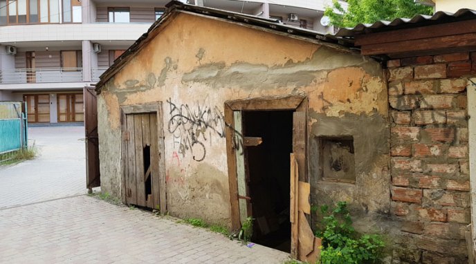 Жахливі нетрі у серці Ужгорода обурюють містян – 02