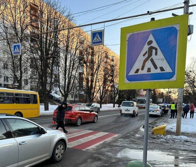 Авто збило жінку на пішохідному переході. Момент ДТП зафіксували відеокамери – 01