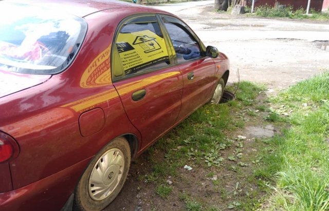 У Сваляві водій на своєму автомобілі потрапив у відкритий люк – 01