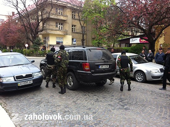 “Правий сектор” Закарпаття насміявся над міліцією, здавши замість справжньої іграшкову зброю (ФОТО) – 05