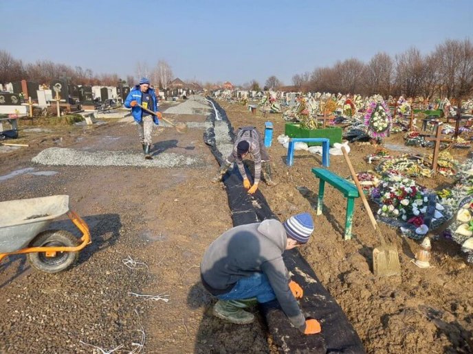 Після розголосу у ЗМІ на одному з цвинтарів Мукачева почали влаштовувати дренажну систему – 02