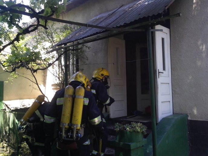 Пожежа у будинку у Виноградові: загинула жінка – 02