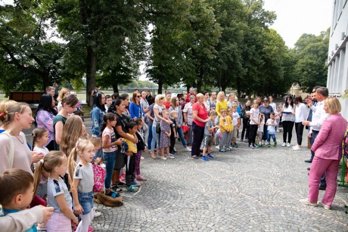 70 ужгородських першокласників отримали наплічники і канцтовари – 04