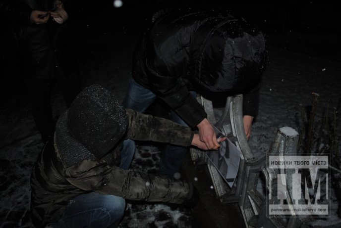У Мукачеві теж вшанували пам’ять Кузьми Скрябіна запаленням свічок (ФОТО) – 02 У Мукачеві теж вшанували пам’ять Кузьми Скрябіна запаленням свічок (ФОТО) – 02