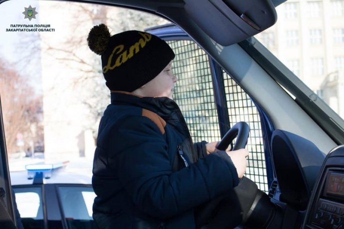 Як діти закарпатським патрульним колядували – 01