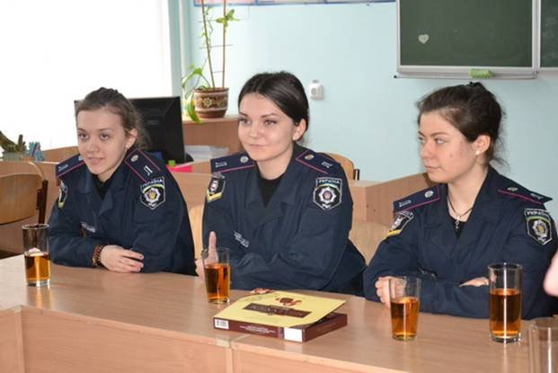 Головний поліцейський Закарпаття разом зі своїм донецьким колегою гостювали у Юридичному ліцеї імені Ярослава Кондратьєва – 04 Головний поліцейський Закарпаття разом зі своїм донецьким колегою гостювали у Юридичному ліцеї імені Ярослава Кондратьєва – 04