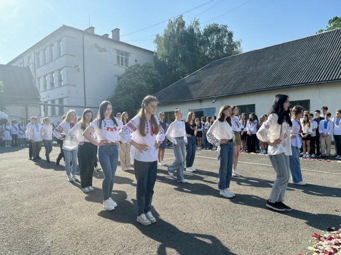 У школах Мукачева пролунав останній дзвоник для учнів 11 класів – 06