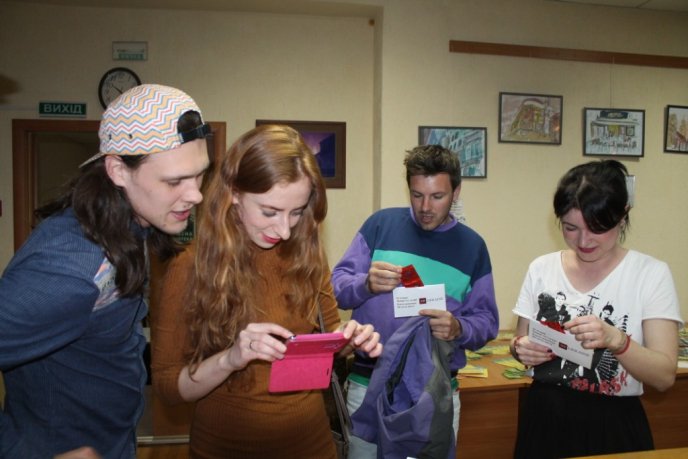 У Закарпатськй обласній бібліотеці ужгородці танцювали під "Круглий звук" – 16