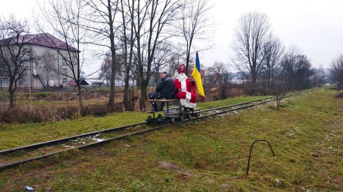 У закарпатське село приїхав Миколай на незвичному транспорті – 01