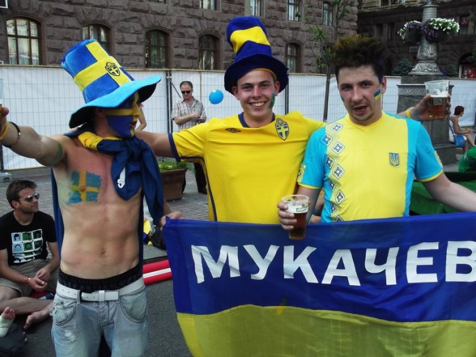 Мукачівці підтримували збірну України на "Олімпійському" (ФОТОРЕПОРТАЖ)  – 11