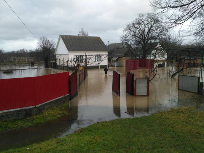 У с.Вонігово, що на Тячівщині, річка прорвала дамбу й підтопила 22 житлові будинки – 01