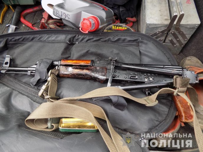 "Їхав у особистих справах", – чоловік розповів, навіщо йому зброя – 01