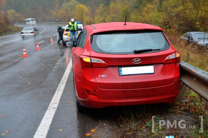 Біля села Абранка "Хюндай" влетів у відбійник – 01