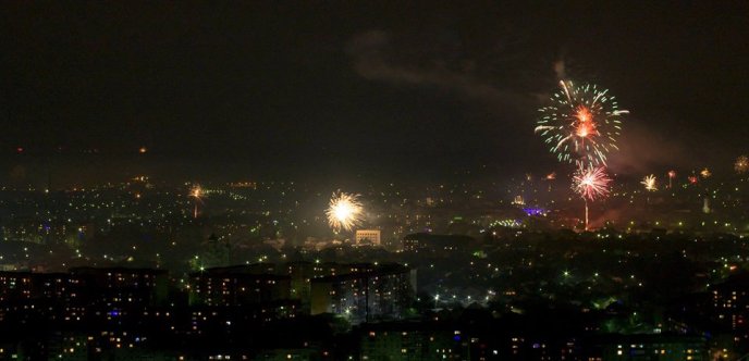 Небо в новорічну ніч над Мукачевом: користувачі соцмереж тиражують неймовірні фото – 01 Небо в новорічну ніч над Мукачевом: користувачі соцмереж тиражують неймовірні фото – 01
