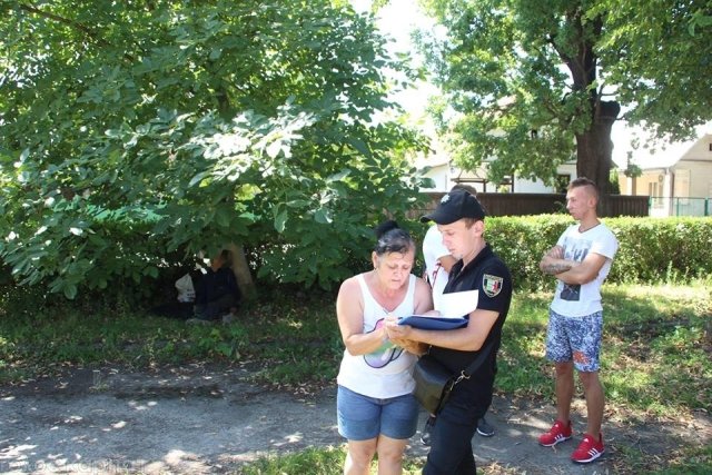 У центрі Виноградова прямо на вулиці повісився чоловік – 02