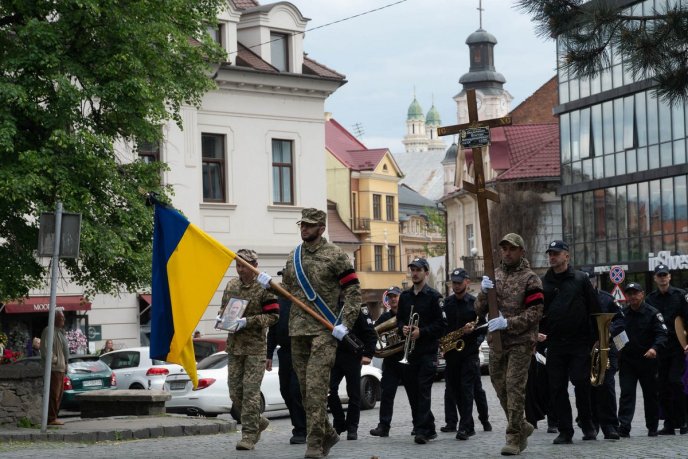 В Ужгороді поховали Героя, який минулого року став на захист України – 06 В Ужгороді поховали Героя, який минулого року став на захист України – 06