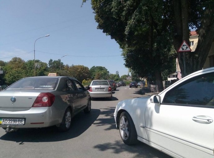 В Ужгороді ремонтують транспортний міст Масарика. Утворилися затори – 02 В Ужгороді ремонтують транспортний міст Масарика. Утворилися затори – 02