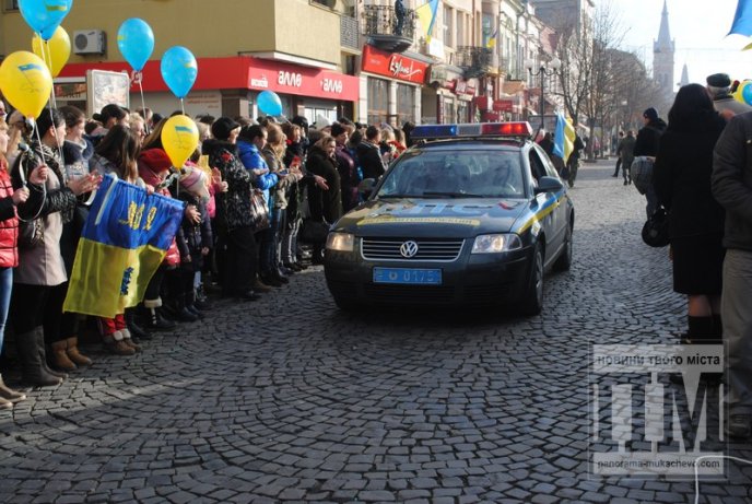 У Мукачеві з оплесками зустрічали героїв-бійців 128-ої бригади (ФОТОРЕПОРТАЖ) – 16