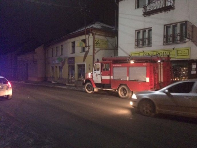 З’явились фото карколомної новорічної ДТП в Ужгороді, у яку потрапила іномарка "BMW" – 09