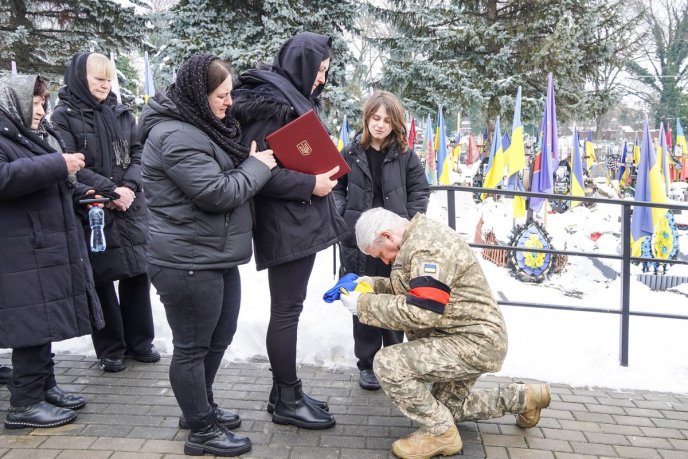 Поховали військового, який захищав Україну з перших днів повномасштабного вторгнення – 02
