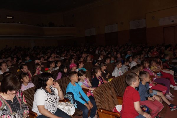 Тячівським школярам презентували виставу-казку «Жила-була Сироїжка» – 01