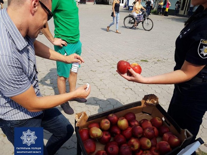 Поліція зупиняла закарпатців з незвичною пропозицією – 04