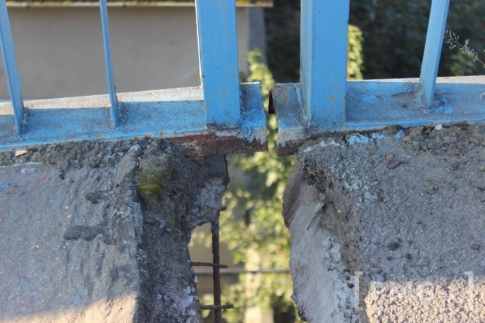 На мосту, що на вулиці Матросова у Мукачеві, утворилось небезпечне провалля – 09