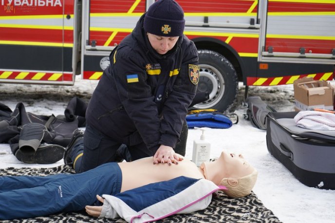 Як безпечно пірнати на Водохреще: рятувальники провели майстер-клас  – 04